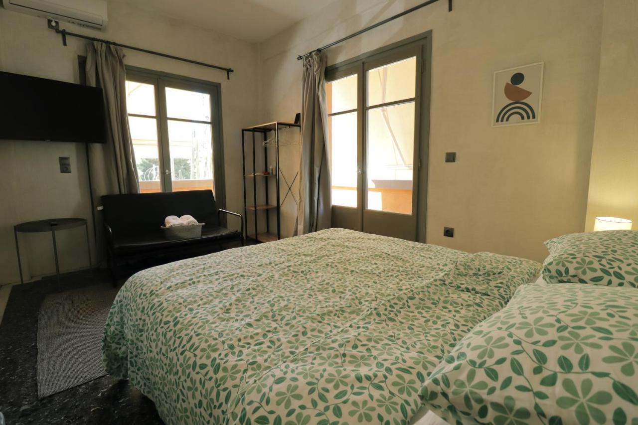 Staying In * Athènes